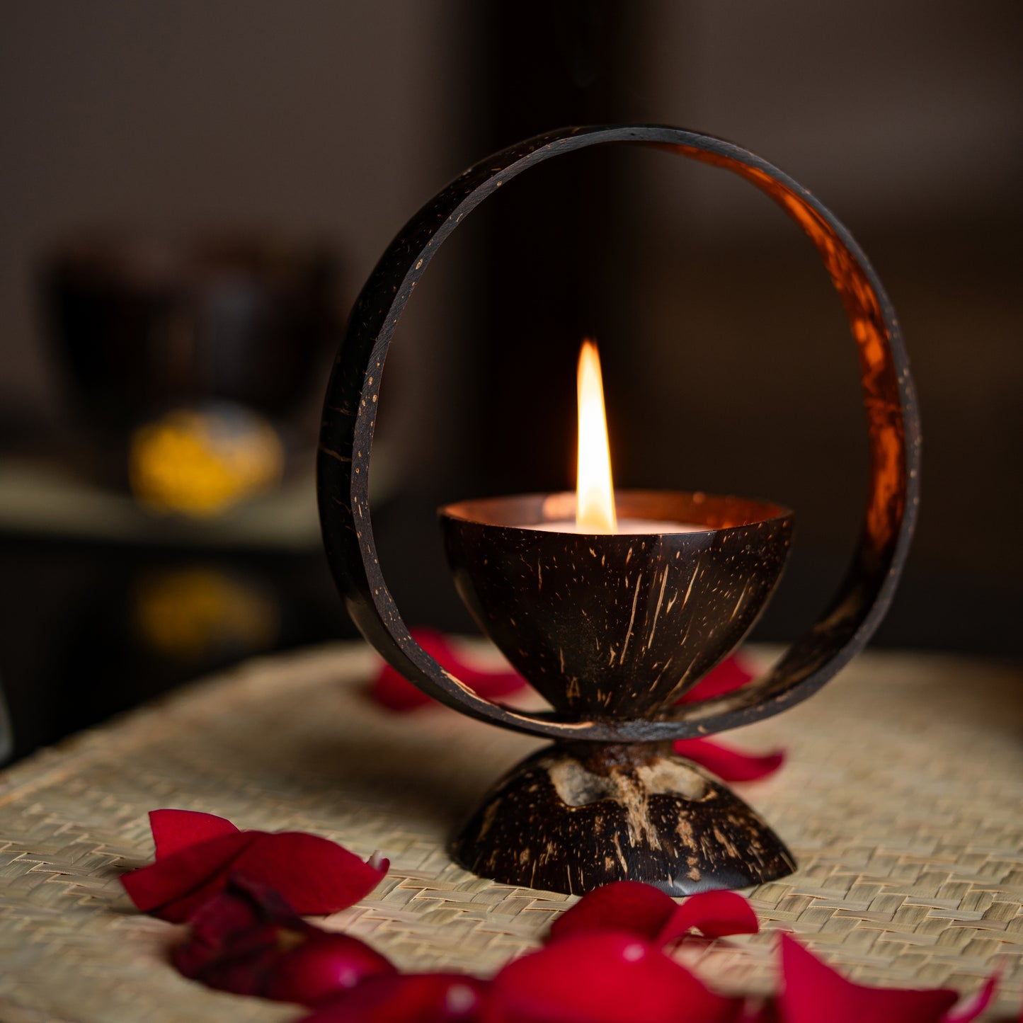Natchu's Coconut Shell based Candles Glossy with Handle (150ml) (Set of 1)